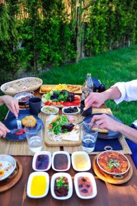 eine Gruppe von Menschen, die an einem Tisch mit Essen sitzen in der Unterkunft Minimalist Sapanca in Sapanca