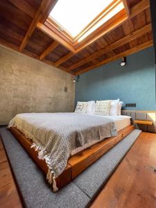 a large bed in a room with a skylight at Minimalist Sapanca in Sapanca