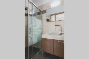 Ένα μπάνιο στο Park-view Lux Pool Villa, steps to the Beach +34 φωτογραφίες
