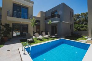 Πισίνα στο ή κοντά στο Park-view Lux Pool Villa, steps to the Beach