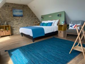 Ένα ή περισσότερα κρεβάτια σε δωμάτιο στο L’ARDOISIÈRE, maison d’hôtes et d’amis