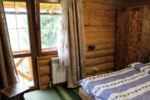 um quarto com uma cama e uma janela em "Лісова Ягода" em Yablunytsya