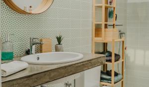 Casa Ola في بويرتو ديل كارمن: حمام مع حوض أبيض ومرآة