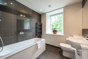 ein Badezimmer mit Badewanne, Waschbecken und Toilette in der Unterkunft Charming 3 Bed Village Green Cottage East Lothian in Gifford + 26 Fotos
