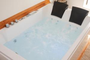 bañera de hidromasaje en el medio de una habitación en La Pequeña Luz Casa Rural, en Tabanera de Cerrato