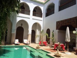 un patio de un edificio con piscina en Riad Shama Suites & Spa, en Marrakech