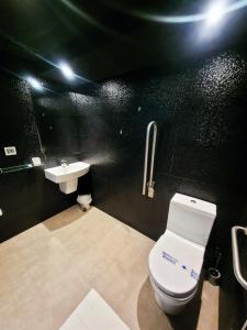 A bathroom at Urdaibai Bird Center