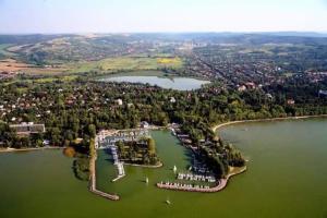 una vista aérea de una isla en un lago en Privát, saját fürdős, erkélyes szoba a Balatonon, en Kőröshegy