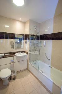 Ένα μπάνιο στο Strandhill Lodge and Suites Boutique Hotel