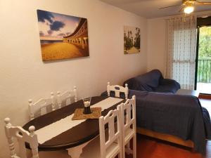 Pokój ze stołem, łóżkiem i kanapą w obiekcie Coto la Campa w mieście Chiclana de la Frontera