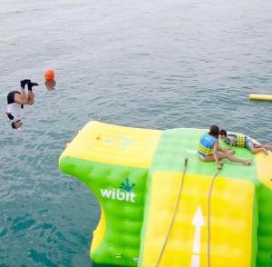 Hostia v ubytovaní Casa bonmont con vistas al mar piscina y port aventura