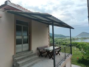 Imagen de la galería de Apartments Lake View, en Virpazar