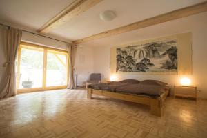 ein Schlafzimmer mit einem Bett und einem Wandgemälde in der Unterkunft Apartments Wolkentor in Halle an der Saale
