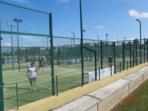 Tennis- og/eller squashfaciliteter på Casa bonmont con vistas al mar piscina y port aventura eller i nærheden