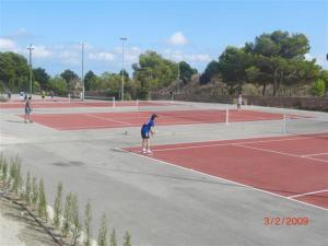 Tenis alebo squash v ubytovaní Casa bonmont con vistas al mar piscina y port aventura alebo jeho okolí