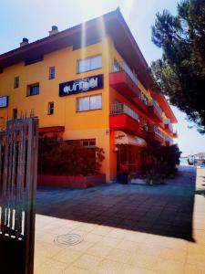 un bâtiment avec un panneau sur son côté dans l'établissement Apartamentos Quintasol, à Malgrat de Mar