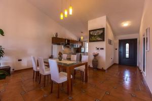 una cucina e una sala da pranzo con tavolo e sedie di Guest House Casa Mia - Rooms & Apartments a Rovigno (Rovinj)