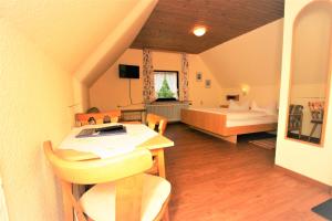 TV a/nebo společenská místnost v ubytování ZUR TRAUBE Schwarzwaldhotel & Restaurant am Titisee
