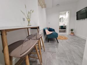 sala de estar con mesa y sillas en LoftinMalaga, en Málaga