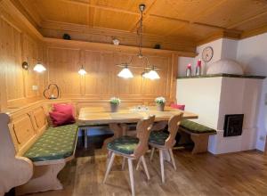 a kitchen with a wooden table with two chairs at Ferienwohnungen Alpentraum - Tiefengrün und Tiefenblau in Oberstdorf