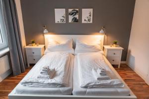 a white bed with white sheets and towels on it at KALCHOFEN Restaurant Hotel Eventhouse in Hasle