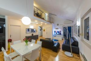 Televízia a/alebo spoločenská miestnosť v ubytovaní Apartman Marla