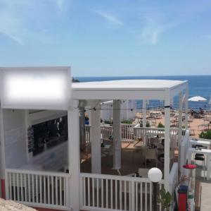 balcone con vista sulla spiaggia e sull'oceano di Amata Villa Vacanza a Leuca