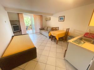 Kuchyň nebo kuchyňský kout v ubytování Apartmani Matković
