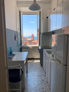 una cucina con finestra affacciata sulla città di Amazing Apartment a Tellaro