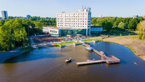 Výhled na řeku, která protéká v blízkosti hotelu