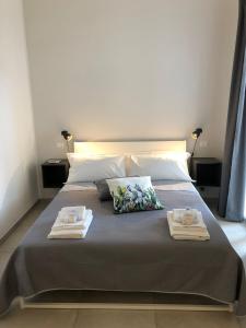 ein Schlafzimmer mit einem Bett mit zwei Handtüchern darauf in der Unterkunft B&B Bellavista in Palermo