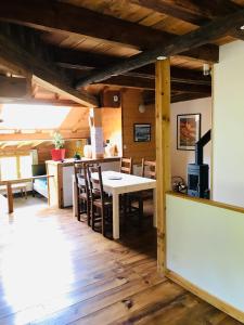 a dining room and kitchen with a table and chairs at Appartement de montagne Briançon in Briançon