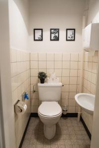 A bathroom at KALCHOFEN Restaurant Hotel Eventhouse