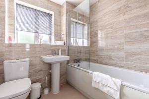 Koupelna v ubytování STYLISH 4 BED/2 BATH & PARKING - PINEWOOD/HEATHROW