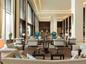 Area tempat duduk di Fairmont Jakarta