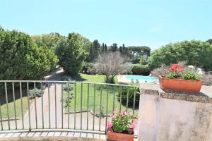 - une vue sur le jardin depuis le balcon d'une maison dans l'établissement Relais Delle Rose, à Lecce