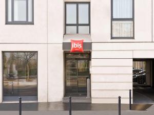a ups store with a sign on the front of a building at ibis Bordeaux Centre - Gare Saint-Jean in Bordeaux