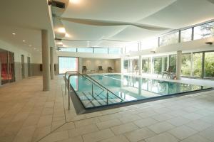 una gran piscina en un edificio con piscina en Schönblick. Christliches Gästezentrum, en Schwäbisch Gmünd