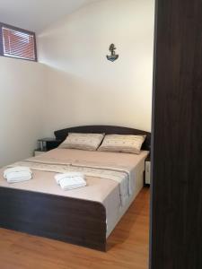 1 dormitorio con 1 cama con 2 toallas en Villa Mareli, en Tsarevo