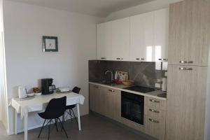 Kuchyň nebo kuchyňský kout v ubytování Apartman Mia
