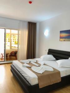 Un pat sau paturi într-o cameră la PASHA HOTEL
