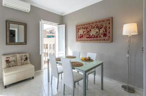 a dining room with a table and chairs at Apartment Ruzafa Market I in Valencia