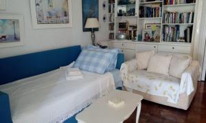 A bed or beds in a room at Kerry's Cosy Apartment