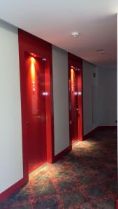 um quarto vazio com paredes vermelhas e portas vermelhas em ibis Styles Istanbul Merter em Istambul
