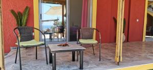 para krzeseł, stół i lustro w obiekcie Pelekas Beach Apartments Rolling Stone w mieście Pelekas +37 zdjęć