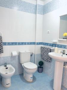 Un baño azul y blanco con inodoro y lavabo. en Apartment Papa Luna, en Peñíscola 16 fotos más