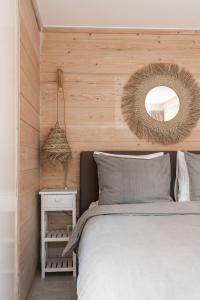 Łóżko lub łóżka w pokoju w obiekcie B&B VACAY Dune Lodges Ouddorp