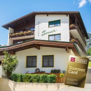 een gebouw met een bord met een zomerkaart bij Senner Appartements in Umhausen