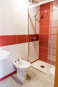 La salle de bains est pourvue d'une douche et de toilettes. dans l'établissement Apartamentos Quintasol, à Malgrat de Mar