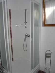 eine Dusche mit einer Glastür in einem Badezimmer in der Unterkunft Apartments Jadranka with magnificent views of the sea - Baska in Baška